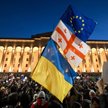 Protestujący 7 marca w Tbilisi powiewali też ukraińskimi flagami