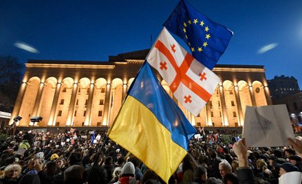 Protestujący 7 marca w Tbilisi powiewali też ukraińskimi flagami