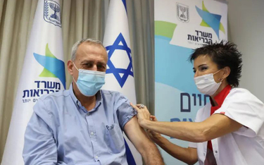 Dyrektor regionalny resortu zdrowia Izraela zaszczepił się publicznie na grypę