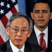 W 1997 roku Steven Chu wraz z dwoma innymi naukowcami otrzymał Nagrodę Nobla w dziedzinie fizyki