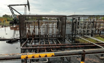 Rurociągi na polu naftowym w pobliżu jeziora Maracaibo w Cabimas w Wenezueli.