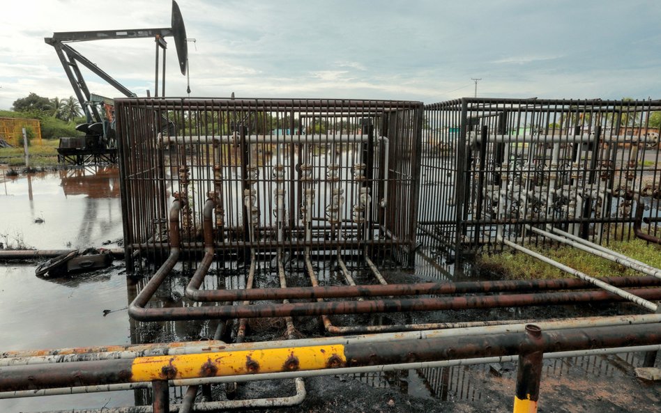 Rurociągi na polu naftowym w pobliżu jeziora Maracaibo w Cabimas w Wenezueli.