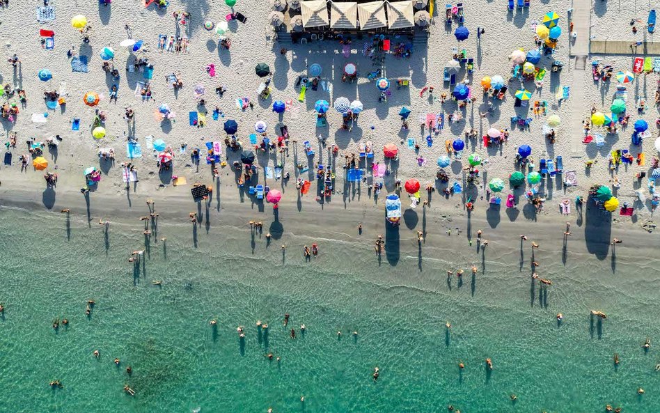 Plaża na Sardynii we Włoszech. W zeszłym roku temperatury na wyspie przekraczały 40 stopni Celsjusza