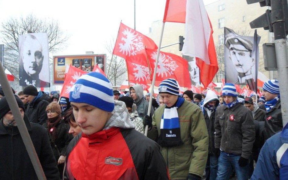 Kibice Lecha podczas organizowanego przez siebie Marszu Zwycięstwa, oddającego hołd Powstańcom Wielk