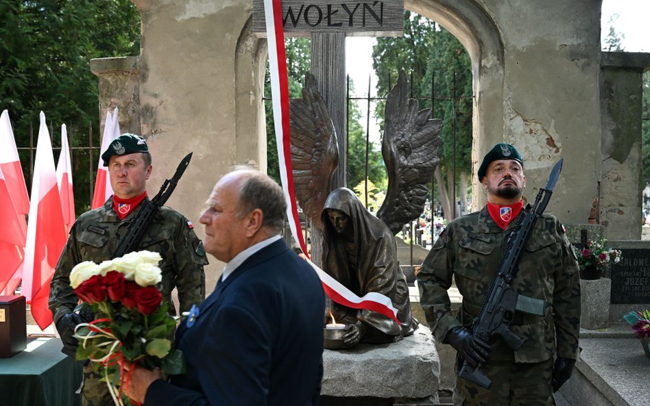 Zastępca szefa IPN Karol Polejowski podczas odsłonięcia pomnika, upamiętnienia Ofiar Zbrodni Wołyńsk