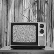 Brytyjczycy oglądają czarno-białą telewizję. Są ich tysiące