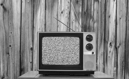 Brytyjczycy oglądają czarno-białą telewizję. Są ich tysiące