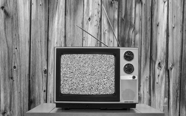 Brytyjczycy oglądają czarno-białą telewizję. Są ich tysiące