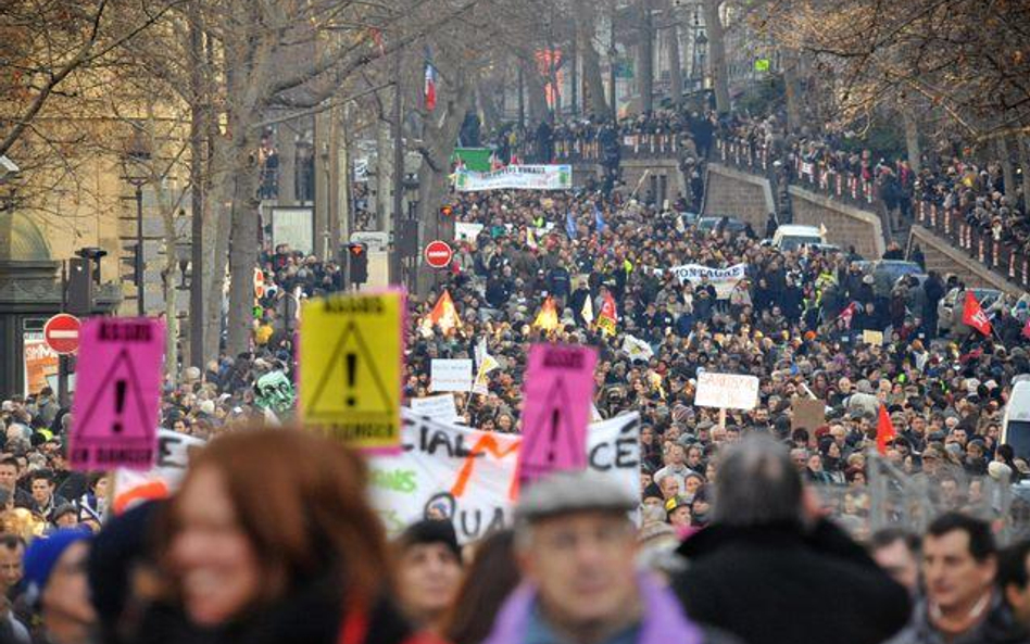 Protest w Paryżu, który wywołał zaniepokojenie społeczeństwa kryzysem finansowym