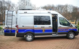 Strażnicy z Oddziału Ochrony Środowiska wykorzystują smogowóz do codziennych patroli, a jego wyposaż