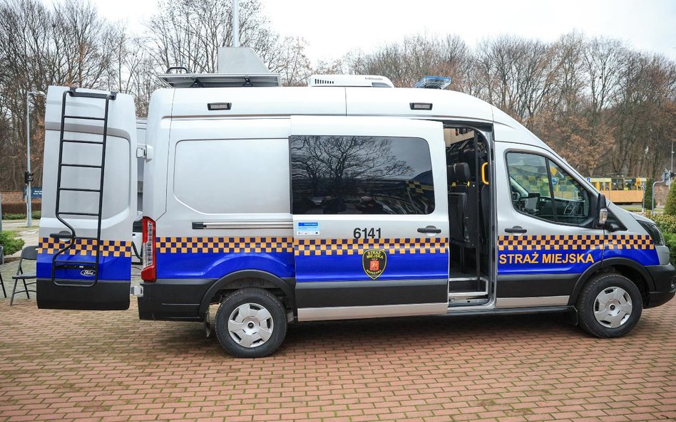Strażnicy z Oddziału Ochrony Środowiska wykorzystują smogowóz do codziennych patroli, a jego wyposaż