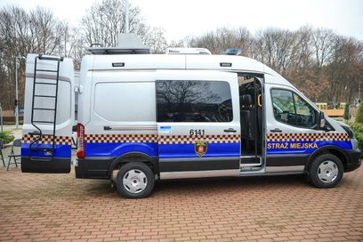 Strażnicy z Oddziału Ochrony Środowiska wykorzystują smogowóz do codziennych patroli, a jego wyposaż