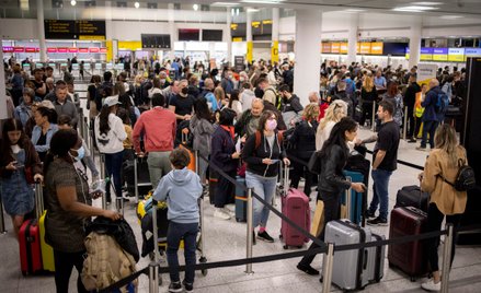 Podczas pandemii wiele osób odeszło z branży lotniczej. Dziś brakuje pracowników, więc na lotniskach