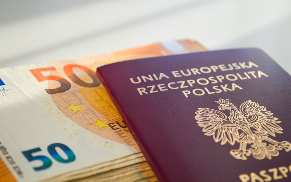 Na zagraniczne wakacje bez gotówki ani rusz