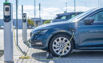 Na koniec ubiegłego roku jeździło po polskich drogach prawie 61,6 tys. elektrycznych aut osobowych. 