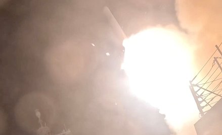 Kadr z nagrania opublikowanego przez CENTCOM ilustrującego atak USA na Iran