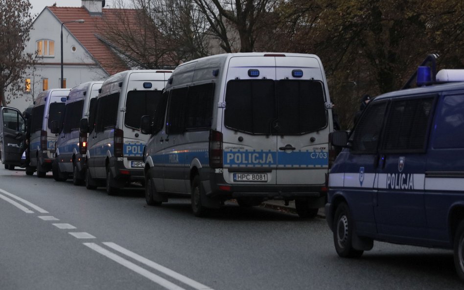 Funkcjonariusze na zwolnieniach. „Psia grypa” się szerzy, ale ma być bezpiecznie