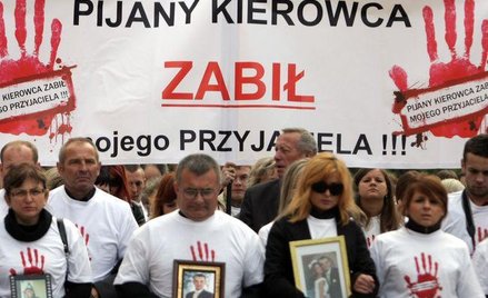 Jeden z marszów milczenia organizowanych przeciwko pijanym kierowcom - sprawcom wypadków drogowych