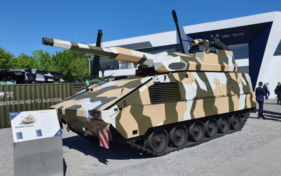 Premiera Eurosatory 2022 na stoisku KMW – Boxer na gąsienicach.