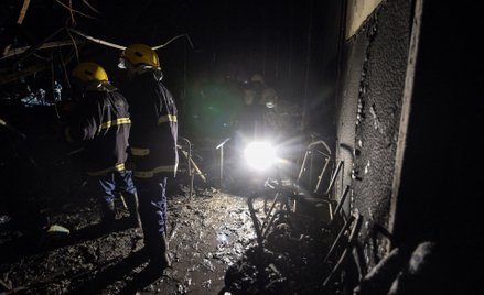 Strażacy w spalonym budynku, w którym odbywało się wesele