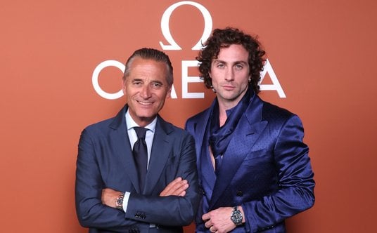 CEO Omegi Raynald Aeschlimann (po lewej) i Aaron Taylor-Johnson.