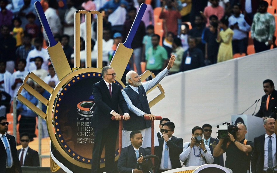 Premier Modi (z prawej) w marcu otworzył 134-tysięczny stadion, który jest jedną z najważniejszych a