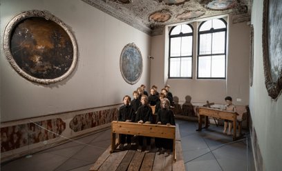 „Dzieci w ławkach" z „Umarłej klasy" w Procuratie Vecchie