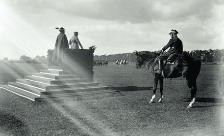 Marszałek Józef Piłsudski przyjmuje defiladę podczas Rewii Kawalerii w październiku 1933 roku na kra