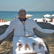 Piaskowy papież Franciszek na plaży Copacabana w Rio de Janeiro