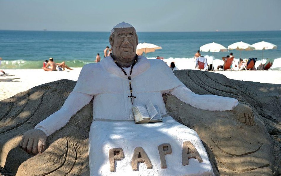 Piaskowy papież Franciszek na plaży Copacabana w Rio de Janeiro