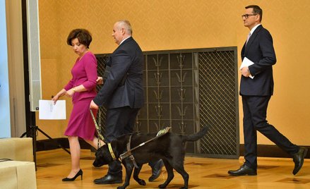 Premier Mateusz Morawiecki (P) oraz minister rodziny i polityki społecznej Marlena Maląg (L) a także
