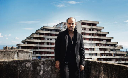 Ciro Di Marzio (Marco D'Amore) na tle ponurego wieżowca Vele di Scampia