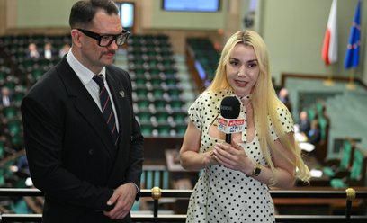 Łukasz Mejza udziela wywiadu Mariannie Schreiber