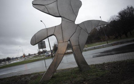 Warszawa, ul. Sanguszki, Park Traugutta. Rzeźba "Rozdroże 2010"