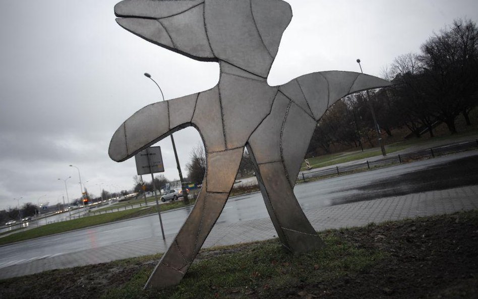 Warszawa, ul. Sanguszki, Park Traugutta. Rzeźba "Rozdroże 2010"