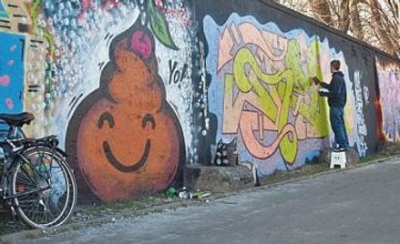 Dzięki konfliktowi służewiecki mur znowu jest na topie