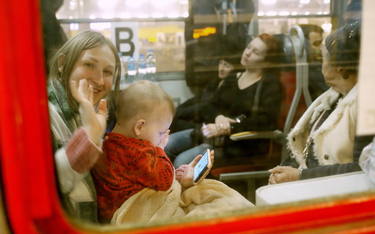 Uchodźcy z Ukrainy na dworcu w Katowicach przed odjazdem pociągu specjalnego do Niemiec