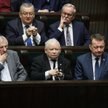 Jarosław Kaczyński i Mariusz Błaszczak w sejmowych ławach