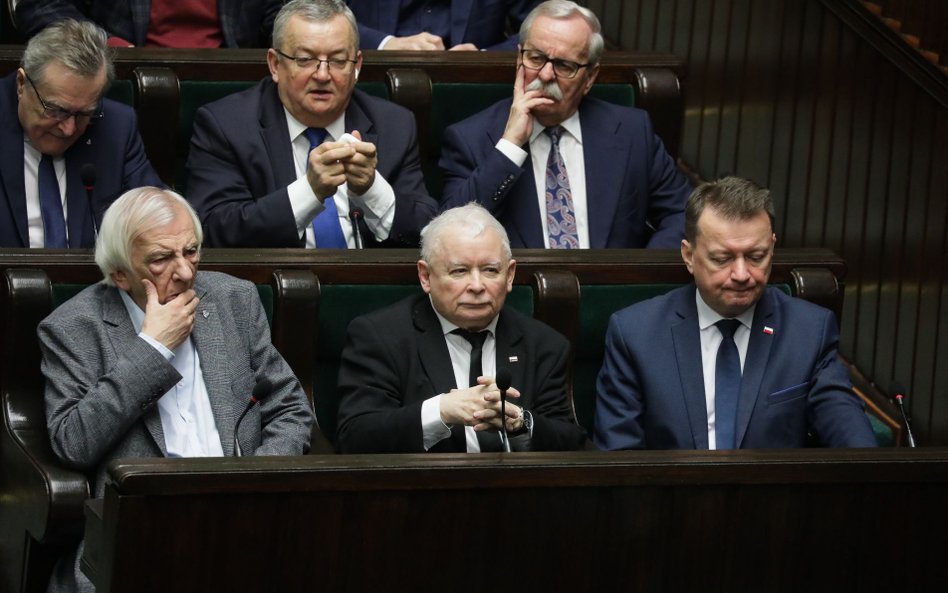 Jarosław Kaczyński i Mariusz Błaszczak w sejmowych ławach