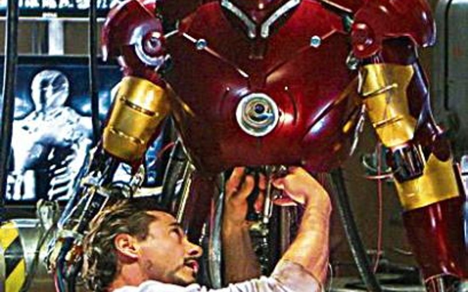 Heros rozbraja dowcipem