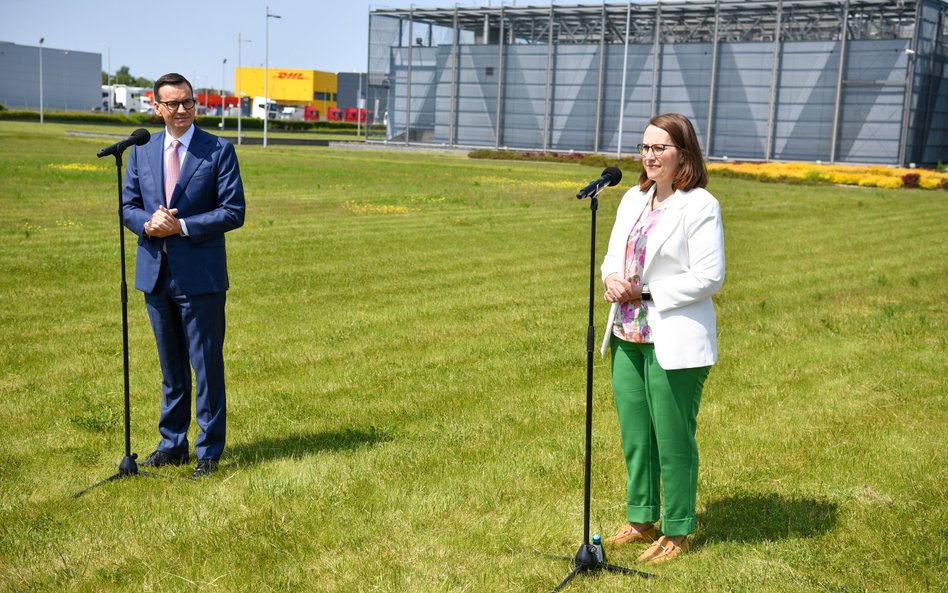 Premier Mateusz Morawiecki oraz minister finansów Magdalena Rzeczkowska podczas konferencji prasowej