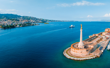 Widok na sycylijski port w Mesynie ze złotą statuą Madonny della Lettera