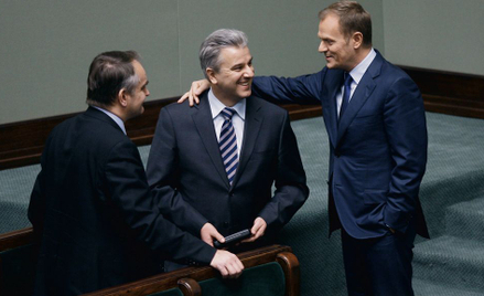 Cezary Grabarczyk w Sejmie jako minister infrastruktury, z lewej Waldemar Pawlak, szef PSL, wiceprem