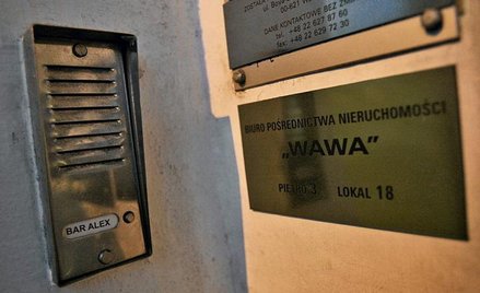 Firma Wawa żąda od klientów pieniędzy już przy podpisywaniu umowy. Przedstawia się jako „Biuro pośre