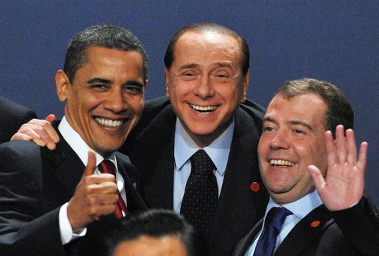 Pamiątkowe zdjęcie trzech polityków. Od lewej: prezydent USA Barack Obama, premier Włoch Silvio Berl