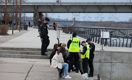 Na warszawskich bulwarach działania straży miejskiej i policji w związku z zakazem picia alkoholu