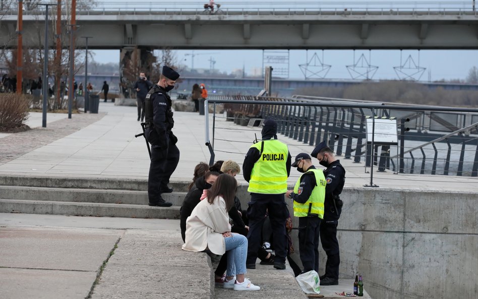 Na warszawskich bulwarach działania straży miejskiej i policji w związku z zakazem picia alkoholu