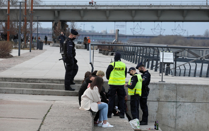 Na warszawskich bulwarach działania straży miejskiej i policji w związku z zakazem picia alkoholu