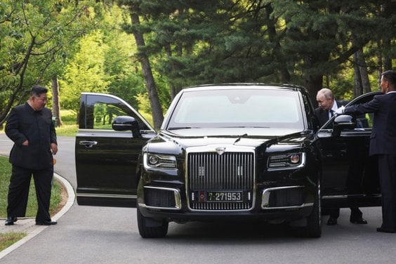 Władimir Putin podarował samochód Aurus przywódcy Korei Północnej Kim Dzong Unowi