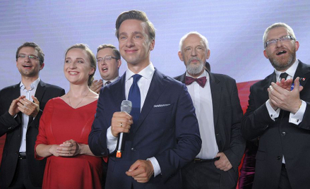 Krzysztof Bosak podczas wieczoru wyborczego.